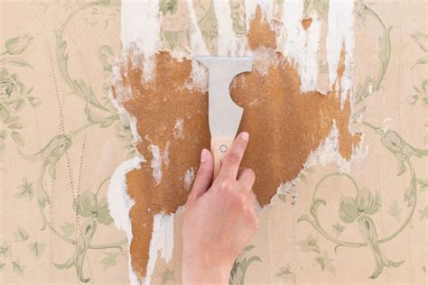 How to Make and Use Homemade Wallpaper Remover