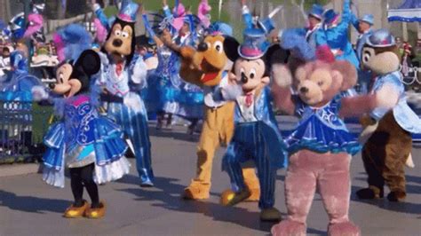 Disneyland Parade GIF - Disneyland Parade Disney - Discover & Share GIFs