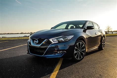 2016 Nissan Maxima SR – A Boulevard Cruiser That Eats Up Miles