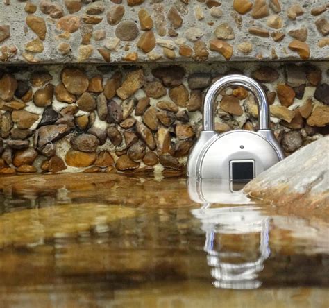 This Smart Fingerprint Padlock Intelligently Opens for Only You