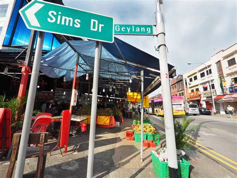 Getting Good Durian On Geylang Durian Street in Singapore - Year of the Durian