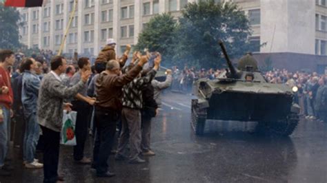 Through blood to democracy: Failed Soviet coup that fostered Russia — RT News