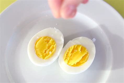 This is the best way to make a hard-boiled egg! It works every time! | Hard boiled eggs, Boiled ...