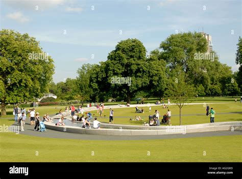 Princess diana memorial fountain kensington hi-res stock photography ...