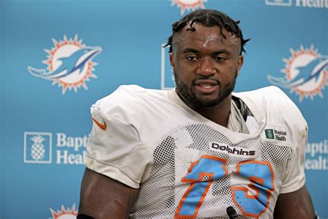 Dolphins' Austin Jackson: 'The vaccine definitely helped' | AP News