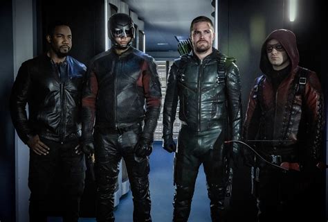 ARROW: The Whole Team Assembles In New Photos From The Season 7 Finale ...