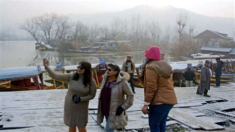 Srinagar shivers at minus 5.5 degrees Celsius as 'Chilla-i-Kalan' sets ...