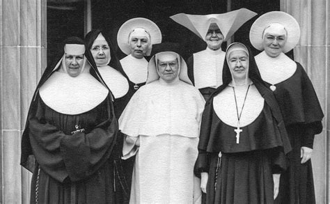 Roman Catholic Nuns in traditional habits : r/TheWayWeWere