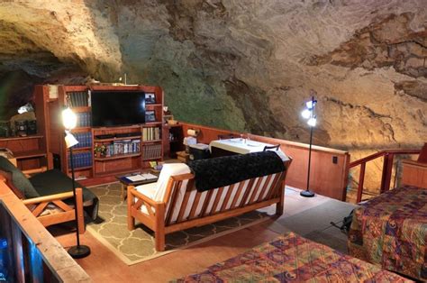 Stay in an underground motel room in the USA!