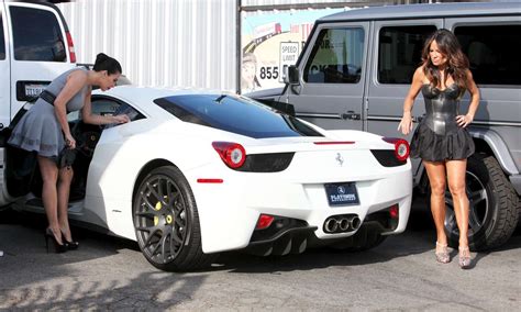 kim-kardashian-car-dealership-beverly-hills-oct-4th-2011-13 – GotCeleb