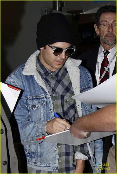 Zac Efron: Hand Injury Explained? | Photo 470357 - Photo Gallery | Just Jared Jr.