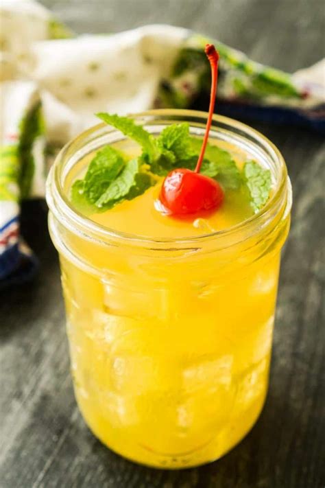 How to Make the Perfect Spiced Rum and Pineapple Juice Cocktail