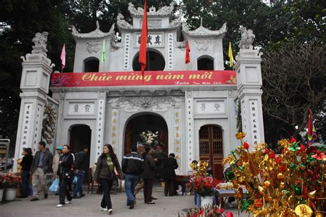 The World Tastes Good: Visiting Temples in Hanoi During Tet (Part 1)