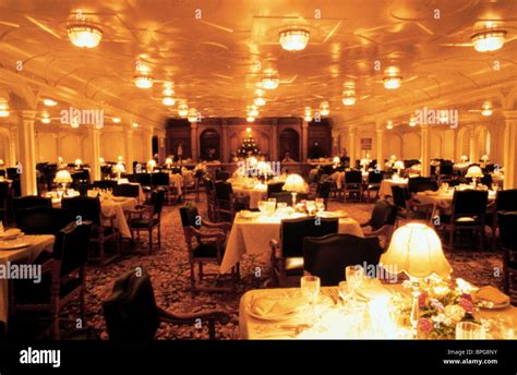 DINNER TABLE SCENE TITANIC (1997 Stock Photo: 31090919 - Alamy