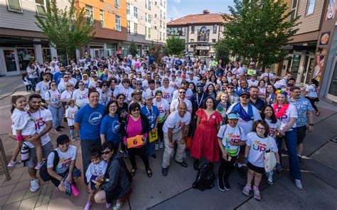 Comcast Employees Roll Up Their Sleeves and Volunteer at El Centro de ...