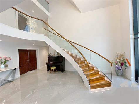 Grand Entrance Curved Staircase Nottingham UK| Demax Arch