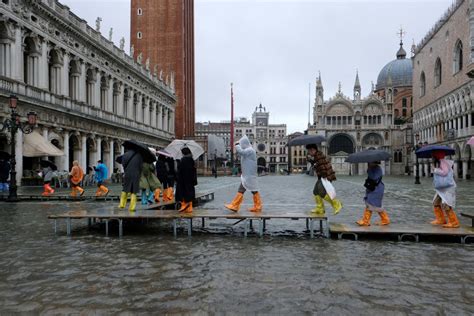 Photos Of Venice Show The City Submerged After Its Worst Flood Tide In ...