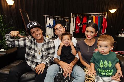 Pin by Samantha Libanio on Bruno Mars | Bruno mars, Bruno, Family moments