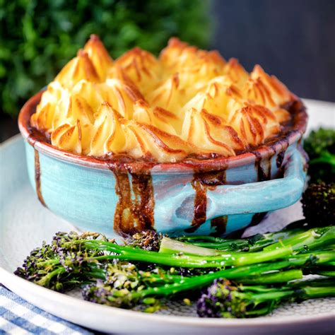 Sausage and Mash Pie with Onion Gravy - Krumpli