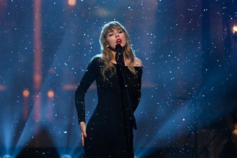 Taylor Swift performt zum ersten Mal „Anti-Hero“ bei der Show 1975