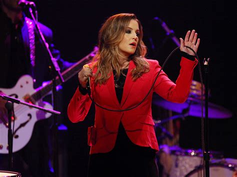 Lisa Marie Presley duets with father on "I Love You Because" - CBS News