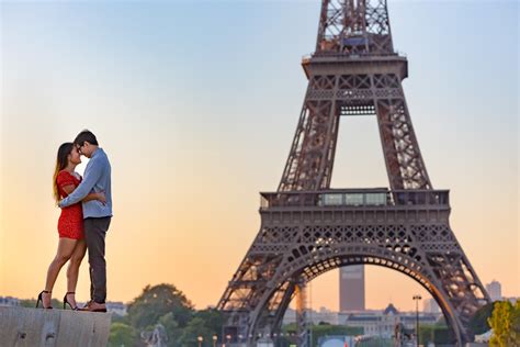 Couple photoshoot at the Eiffel Tower - THE PARISIAN PHOTOGRAPHERS