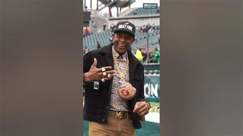 Jerry Rice shows off his Super Bowl rings to Eagles fans at the Linc ...