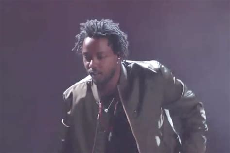 Kendrick Lamar "Alright" (live at the BET Awards) | Exclaim!