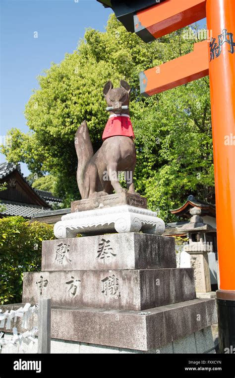 Fushimi inari shrine fox hi-res stock photography and images - Alamy