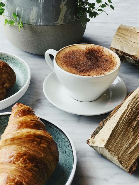 Tazza Di Caffè Vicino Al Pane Del Croissant · Foto gratuita