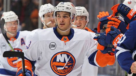 New York Islanders: Mathew Barzal's hat trick defeats Tavares, Leafs, 4-0