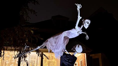 These 'Dirty Dancing'-themed Halloween decorations are incredible