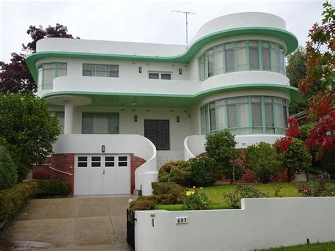 Albury. Fantastic Art Deco style home built in 1949 but with 1950s curves. A classic at 607 ...