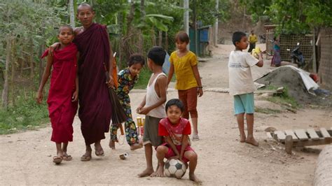 Myanmar / Tranquil simple village life in Mrauk U - YouTube