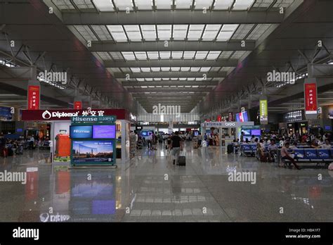 Shanghai hongqiao railway station hi-res stock photography and images ...