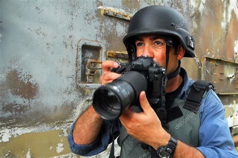 Photojournalist documenting war and conflict – Stock Editorial Photo © lucidwaters #49293259