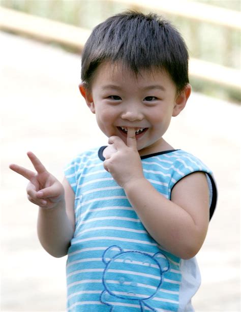 Young Chinese child - doing V sign. In China, people are used to do ...