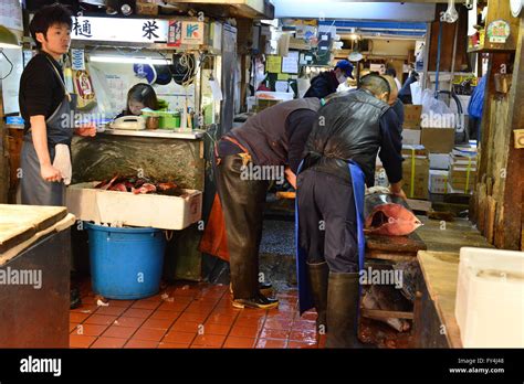 Cutting Tuna fish, fish market, Tokyo, Japan Stock Photo - Alamy