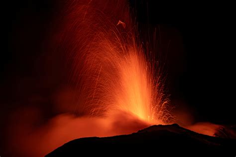 Mount Etna volcanic eruption forces Sicilian airports to close