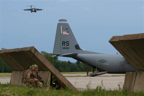 DVIDS - Images - Seizing the airfield [Image 5 of 6]