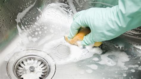 The Cleaning Solution You Can Use To Freshen Up A Smelly Sink Drain In ...