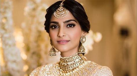 Sonam-Kapoor-mehandi-hairstyle-comes-with-her-mothers-maang-tikka