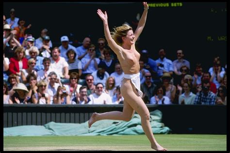 Melissa Johnson, the first streaker at Wimbledon Stadium in 1996 : r/pics