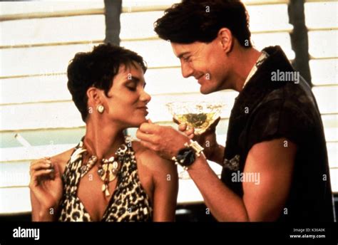 Halle berry kyle maclachlan flintstones hi-res stock photography and ...