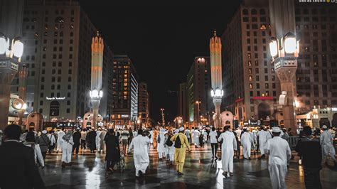 Pedestrian in Mecca at Night · Free Stock Photo