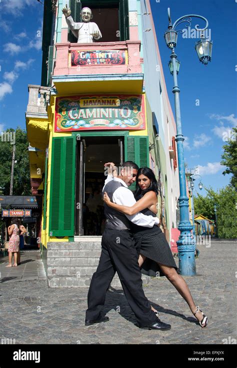 Par realizar el tango Caminito La Boca Buenos Aires Argentina ...