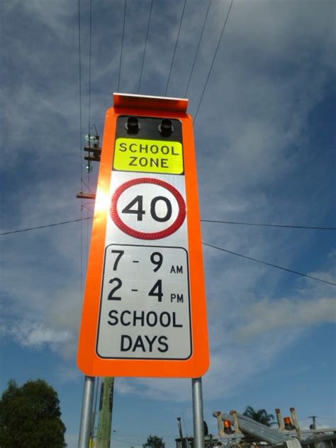 NHW Carseldine 6: Flashing school speed zone signs