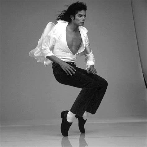 #BuzzRemembersMJ: 5 Signature Michael Jackson Dance Moves That Always ...