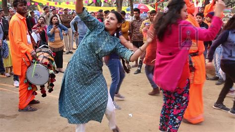 Indian women dance with snake charmer at Surajkund mela - YouTube