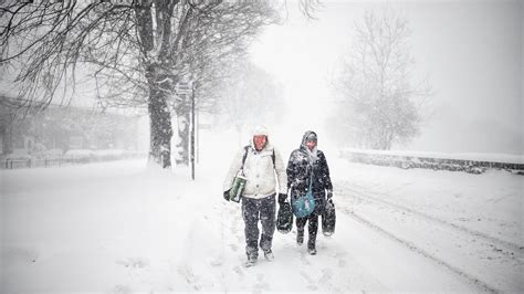 Heaviest Snow in Decades Batters U.K., Ireland and the Continent - The New York Times